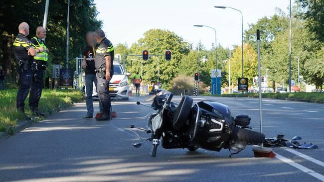 Scooterrijder botst tegen bus in Emmen (Video)