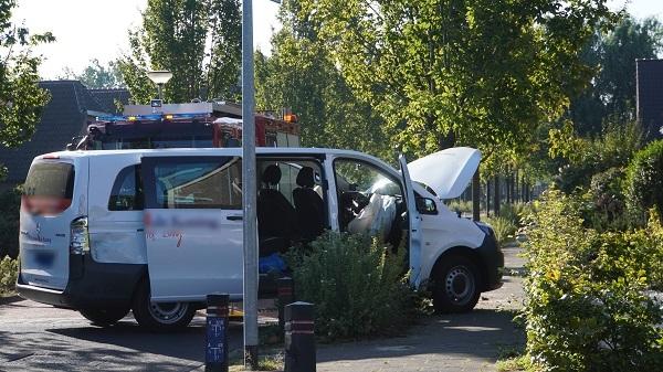 Hulpdiensten ingezet nadat busje tegen boom botst in Beilen (video)