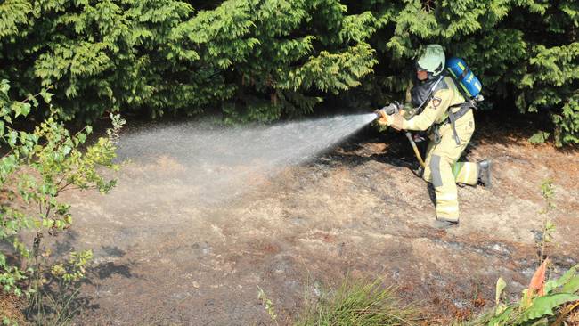 Brand in berm door brandweer geblust 