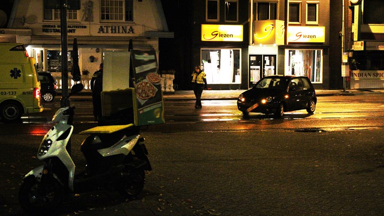 Pizzakoerier op scooter raakt gewond bij aanrijding (Video)