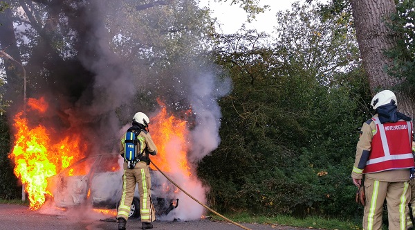 Auto vliegt in brand tijdens het rijden (video)