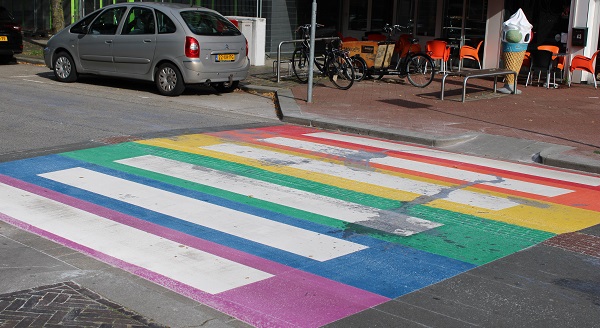 Regenboogpad voor regenboogweek besmeurd met verf (video)