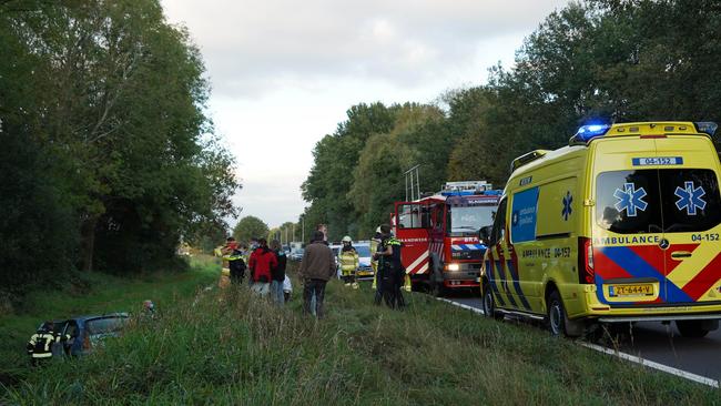 Automobiliste belandt met auto in de sloot en raakt gewond (Video)