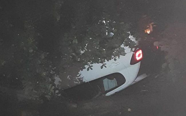 Auto raakt van de A28 en belandt op de kop in de bosjes