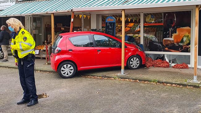 Auto rijdt na aanrijding groentezaak Appelscha binnen (Video)