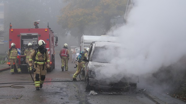 Busje volledig uitgebrand in Hoogeveen (video)