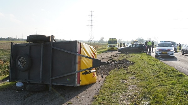 Aanhanger schiet los van auto en raakt fietser op fietspad (video)