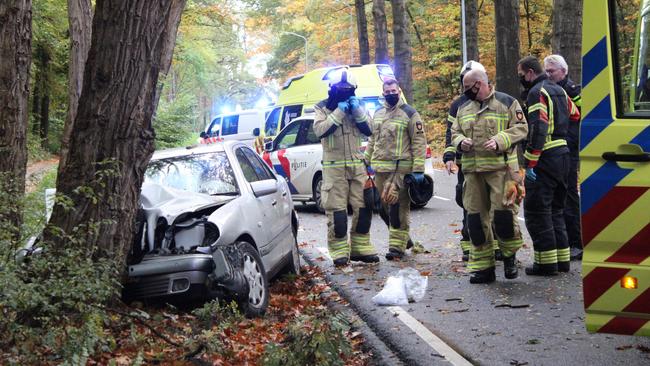 Gewonde bij frontale aanrijding tegen boom (Video)