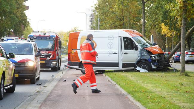 Bestuurder ernstig gewond bij aanrijding tegen boom in Assen (Video)