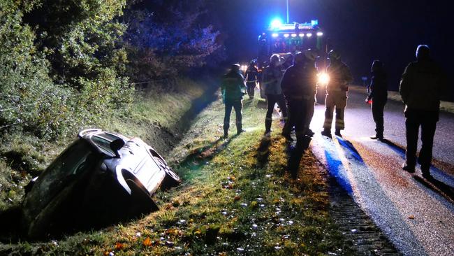 Auto belandt in de sloot, bestuurder nergens te bekennen (Video)