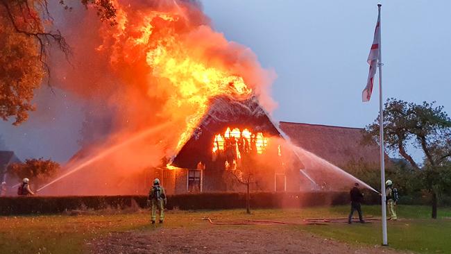 Rietgedekte boerderij verwoest door grote uitslaande brand (Video)