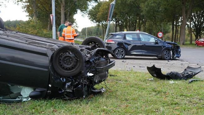 Auto belandt op de kop bij aanrijding (Video)