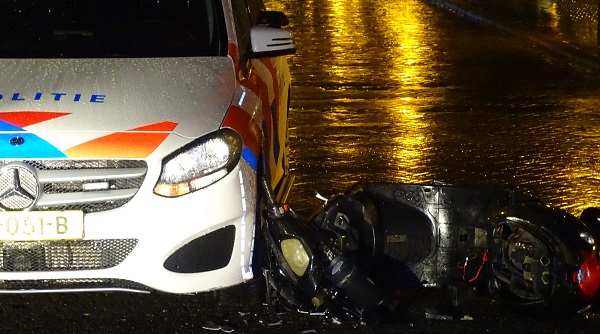 Scooterrijder gewond na botsing met politieauto (video)