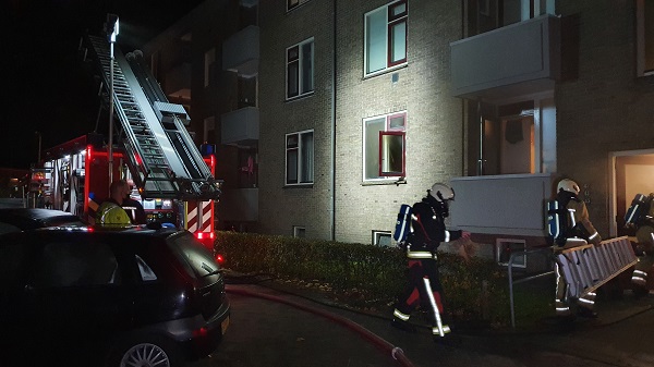 Flat deels ontruimd door brand in woning