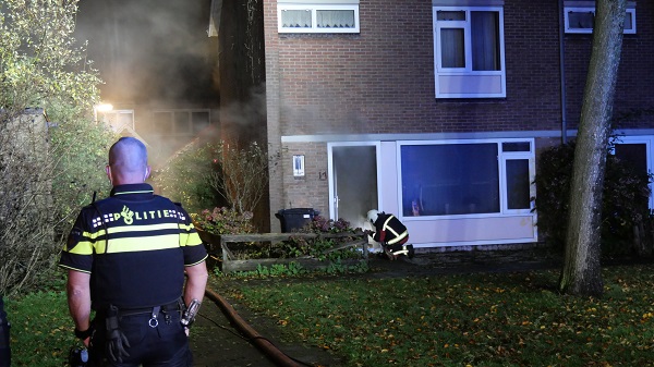 Veel rook en gewonde bij brand in woning (video)