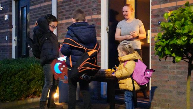 Kinderen in Annen met lampionnetje langs de deuren (Video)