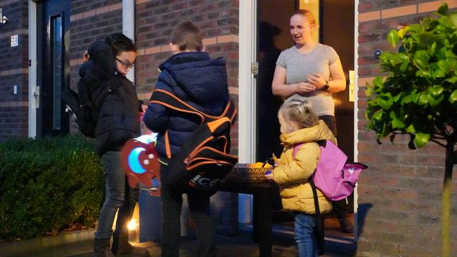 Kinderen in Annen met lampionnetje langs de deuren (Video)