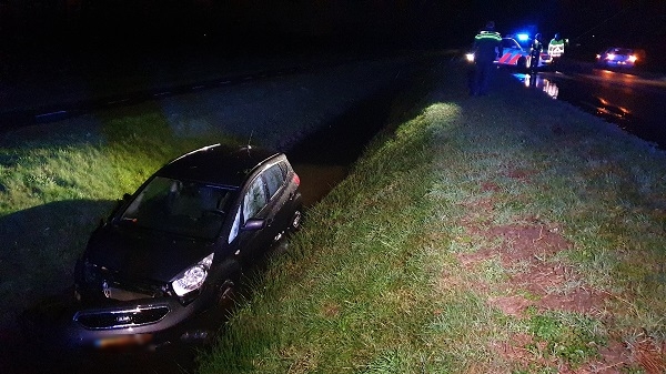 Man vliegt met auto van de weg af de sloot in