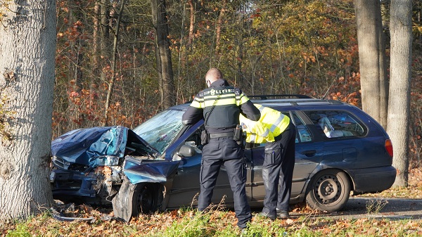 Bestuurder gewond na frontale botsing met boom (Video)