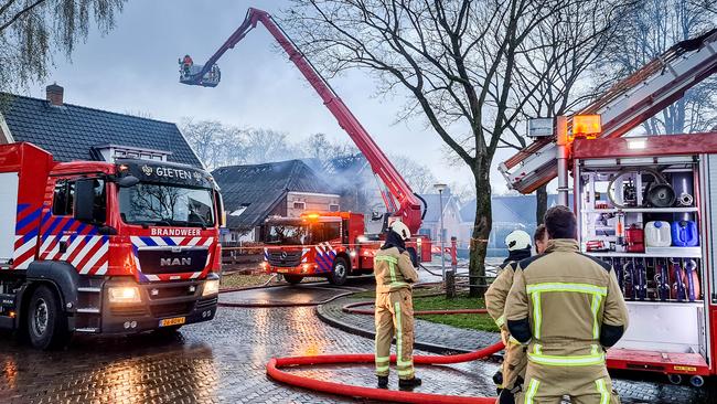 Flinke brand verwoest schuur: mogelijk asbest vrijgekomen (Video)