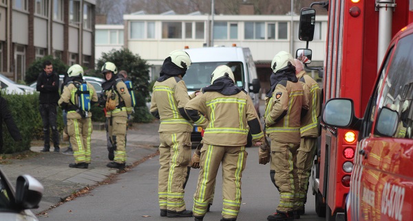 Brandweer meet gas in twee woningen; bewoners tijdelijk op straat (video)