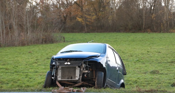 Brommobiel de sloot in en bestuurder gewond