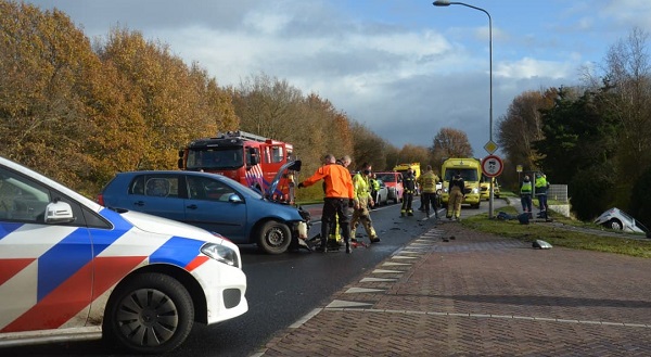 Ravage en twee gewonden na ongeval op kruising (video)