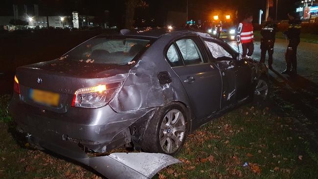 Auto ramt meerdere lantaarnpalen en verkeersbord 