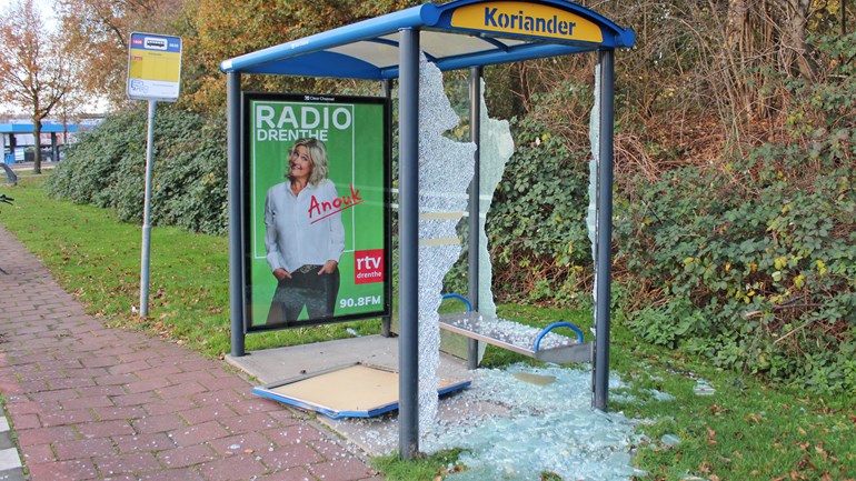 Bushokje volledig vernield na harde knallen