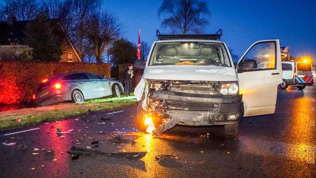 Flinke schade bij aanrijding tussen auto en bedrijfsauto (Video)