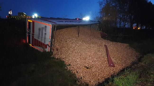 Vrachtwagen vol houtsnippers kantelt op A37 (Video)