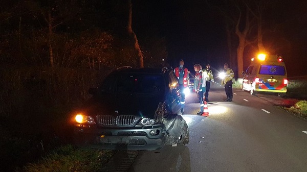 Auto botst tegen boom en schiet 300 meter door (video)