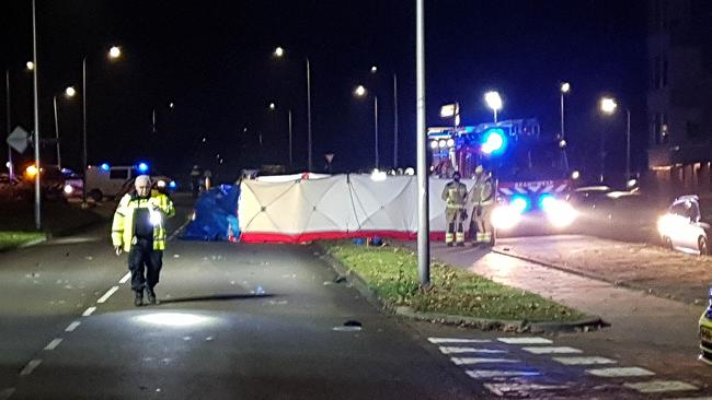 Man (78) overleden na botsing met auto; bestuurder aangehouden en persoon vlucht