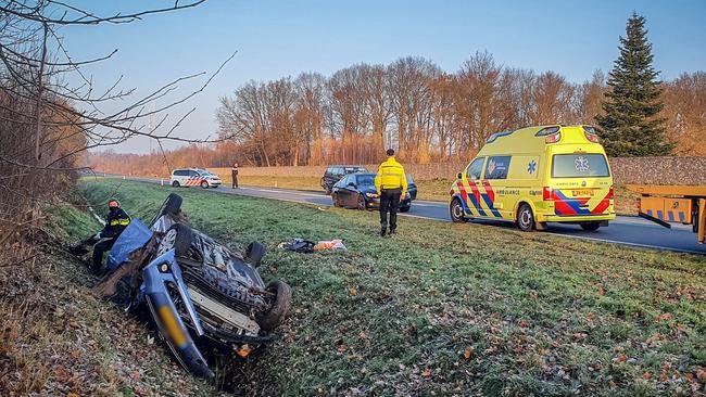 Auto raakt van de weg en belandt op de kop in de sloot (Video)