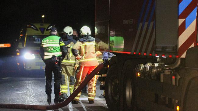 Brand in schuur Zuidveld: brandweerman raakt onwel (Video)