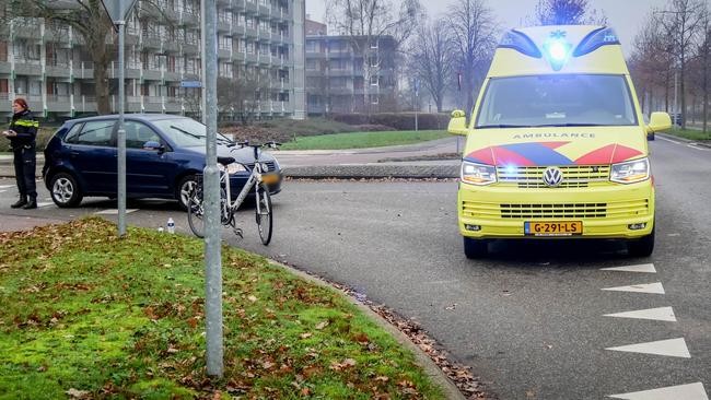 Fietser raakt gewond bij aanrijding met auto (Video)