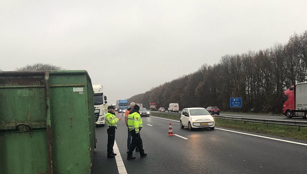 Politie bekeurt filmende automobilisten tijdens berging van vrachtwagen A28