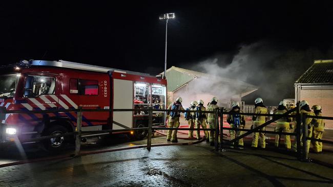 Brand in schuur achter boerderij zorgt voor flinke rookontwikkeling (Video)