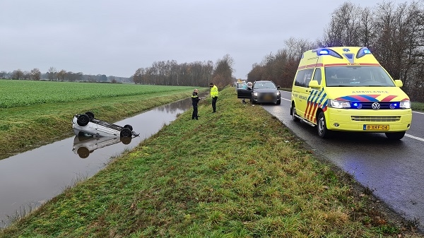 Auto vliegt over de kop in de sloot langs de N34 (video)