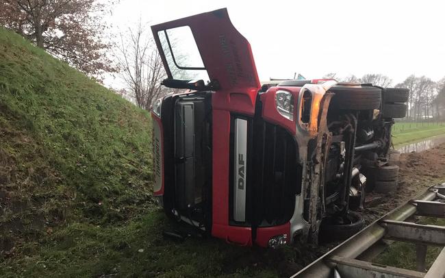 Werkzaamheden na gekantelde vrachtwagen op A28 duurt nog tot laat in de avond