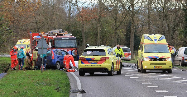 Traumateam ingezet voor ernstige frontale aanrijding (video)