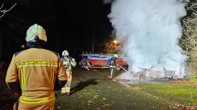 Auto volledig verwoest door brand (Video)