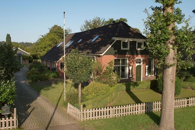 Te koop in Drenthe: grote woonboerderij met vrijstaande garage