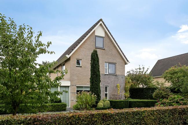 Te koop in Drenthe: stijlvol vrijstaand woonhuis met zeer ruime garage