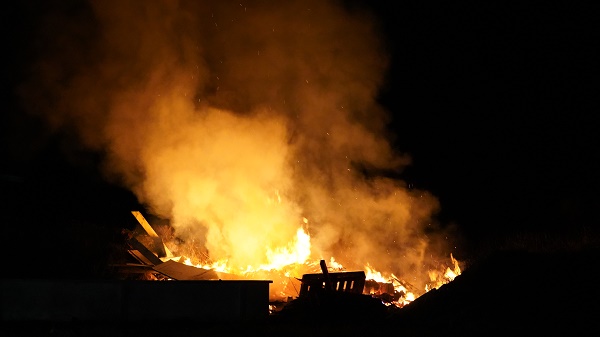 Hulpdiensten rukken uit voor afvalverbranding bij boerderij