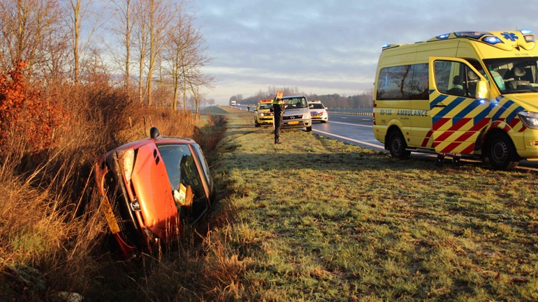 Auto raakt van de N34 en belandt in de sloot (Video)