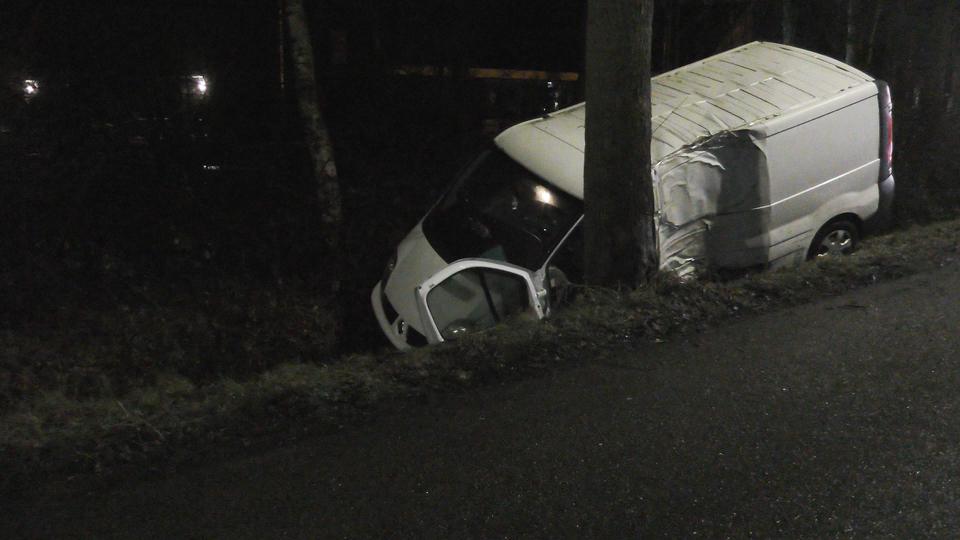 Bedrijfsbusje raakt door gladheid van de weg (Video)