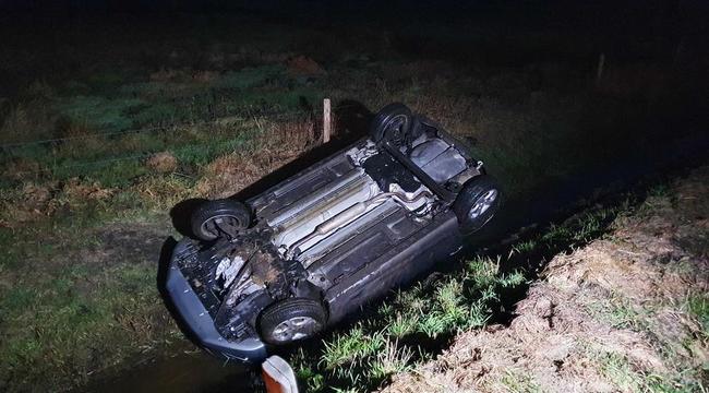 Auto belandt door gladheid op de kop in de sloot (Video)