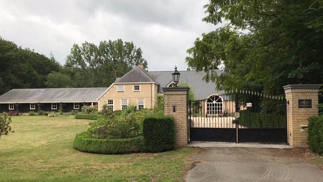 openbaring Senator altijd Te koop in Drenthe: Fraai landhuis met paardenstallen en paardenrijbak met  verlichting