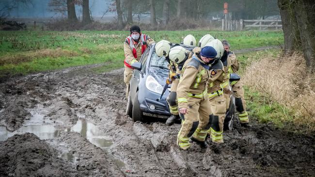 Auto vast in de modder: brandweer schiet te hulp 